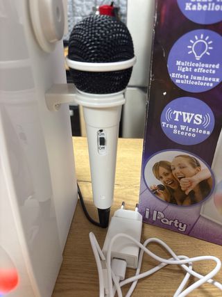 Altavoz Karaoke iParty con Micrófono