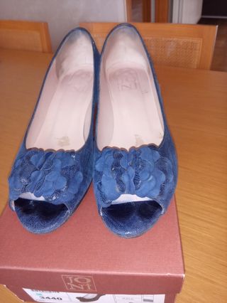 Zapatos azules abiertos por delante