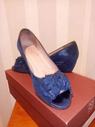 Zapatos azules abiertos por delante