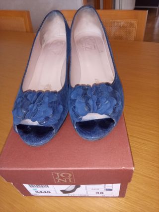 Zapatos azules abiertos por delante