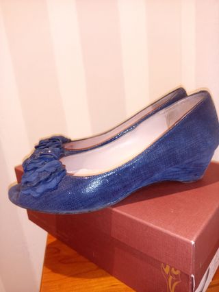Zapatos azules abiertos por delante