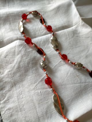 Collar rojo y plata