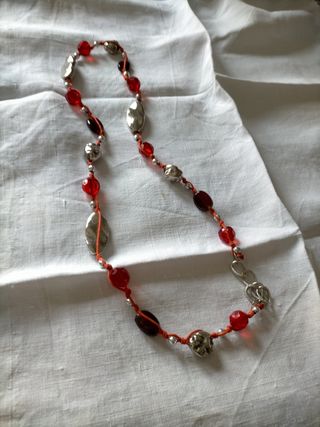 Collar rojo y plata