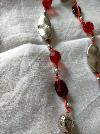 Collar rojo y plata