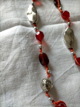 Collar rojo y plata