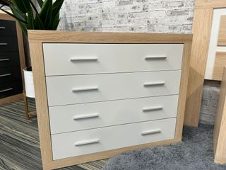 Dormitorio nuevo: Cabecero + 2 mesitas + cómoda