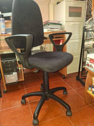 Sillón oficina giratorio gris oscuro, casi negro