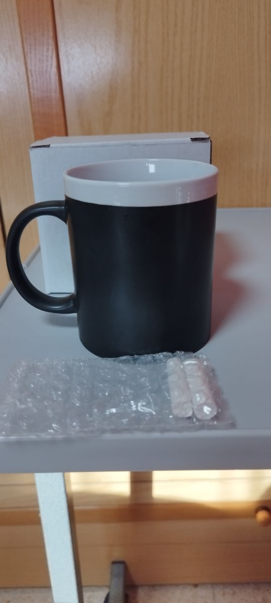 Taza mágica negra y blanca