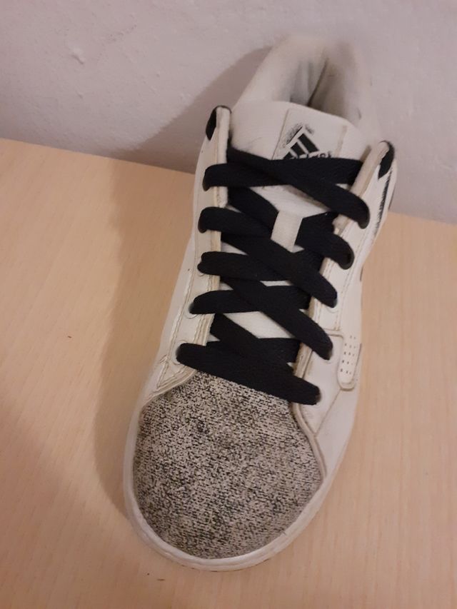 Zapatillas Adidas blancas y negras