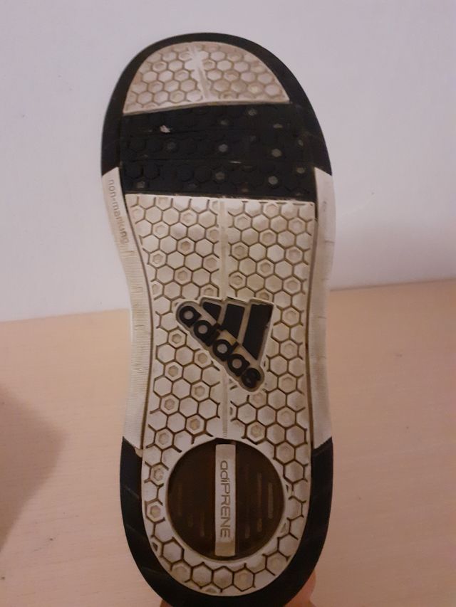 Zapatillas Adidas blancas y negras