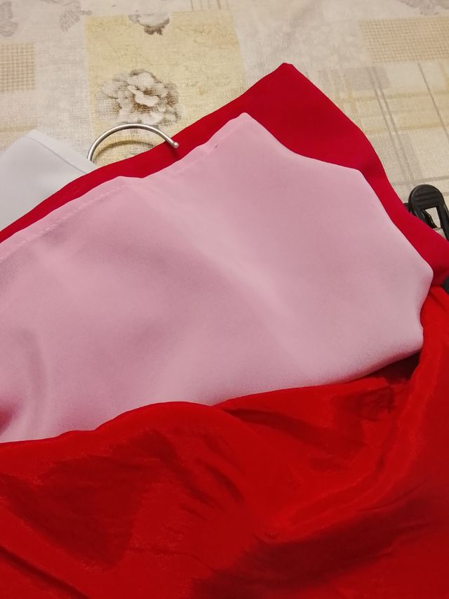 Mantoncillo niña rojo y rosa fucsia