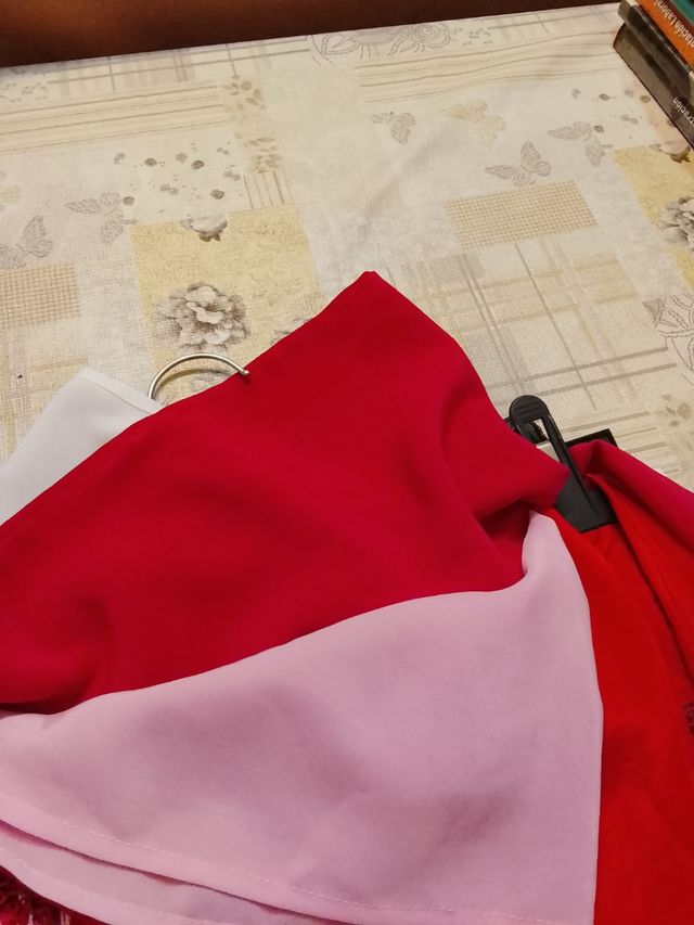 Mantoncillo niña rojo y rosa fucsia