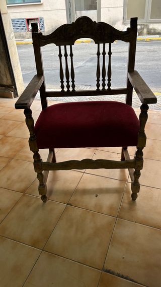 Butaca madera estilo antiguo.