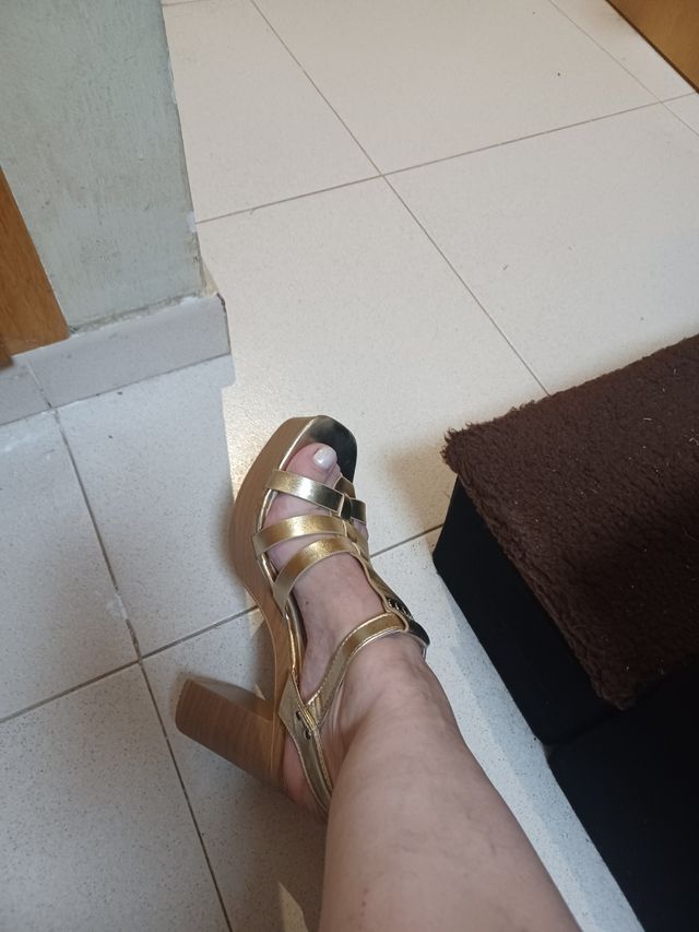Zapatos plataforma dorados mujer