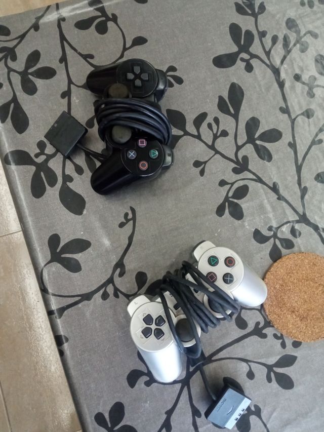 PS2 , con dos mandos, cables y su funda original.
