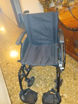 Silla de ruedas plegable y ligera