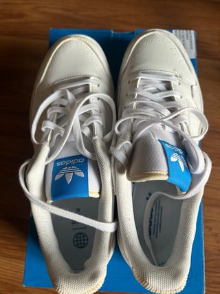 Adidas blancas y azules retro