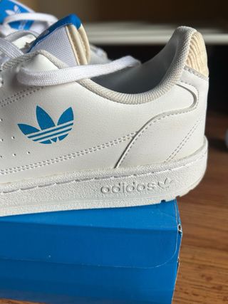 Adidas blancas y azules retro