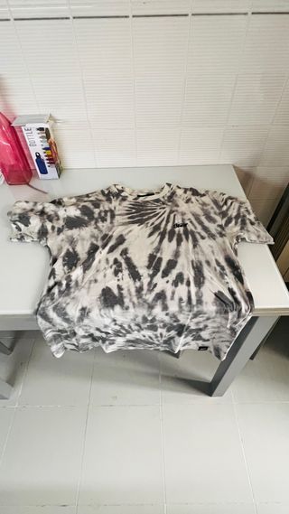 Camiseta tie-dye gris y blanca