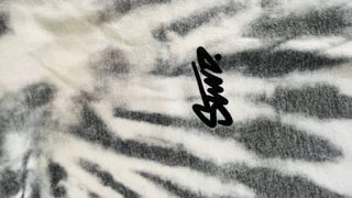 Camiseta tie-dye gris y blanca