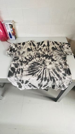 Camiseta tie-dye gris y blanca