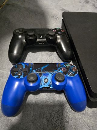 PS4 Slim 1TB + 2 mandos