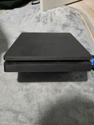 PS4 Slim 1TB + 2 mandos