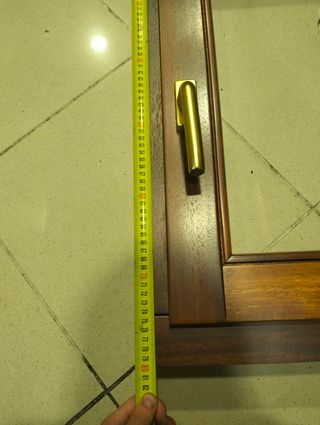 Ventana madera (SIN CRISTA) está nueva a estrenar.