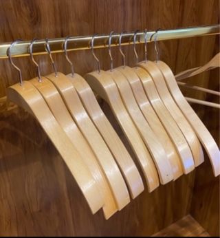 9 perchas de madera para abrigos