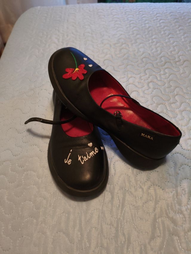 Zapatos plano,evilla, negros con dibujo,piel.