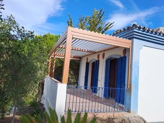 Pérgola bioclimática gris y blanca