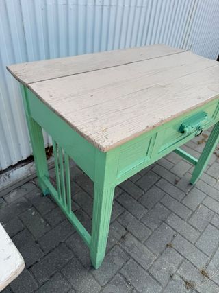 Bonita mesa rústica de cocina con cajón.