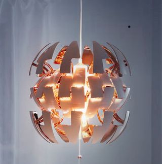 Lámpara Ikea blanca y dorada