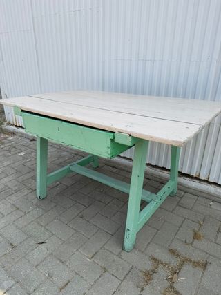 Bonita mesa rústica o tocinera con cajón.