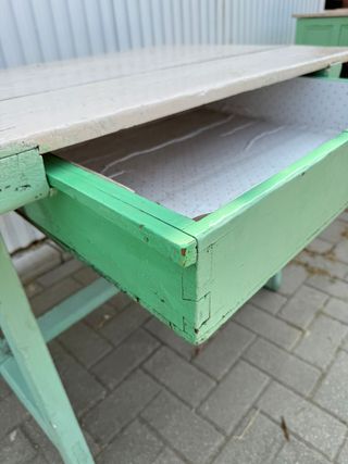 Bonita mesa rústica o tocinera con cajón.