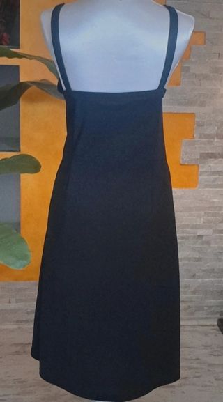 Elegante vestido negro de Comma 