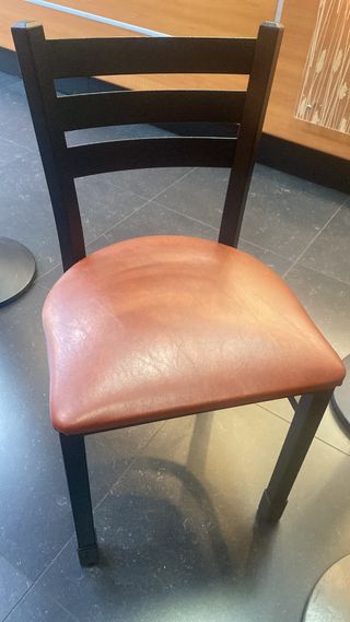 sillas madera/ hierro tapizadas con cuero negro