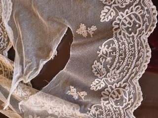 Encaje antiguo bordado a mano.