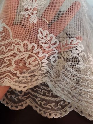 Encaje antiguo bordado a mano.