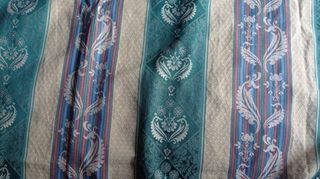 Cortinas vde salón con visillos dorados y verdes.