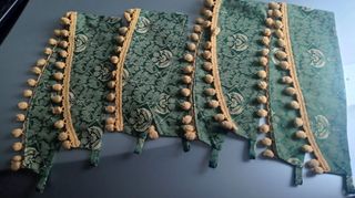 Cortinas vde salón con visillos dorados y verdes.