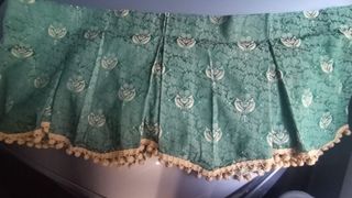 Cortinas vde salón con visillos dorados y verdes.