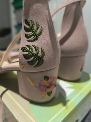 Sandalias tacón bajo.