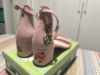 Sandalias tacón bajo.