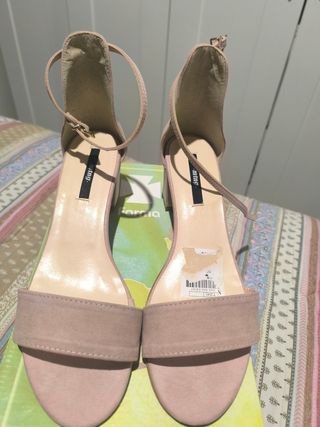 Sandalias tacón bajo.