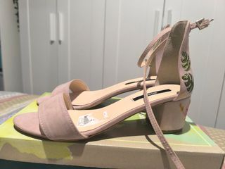 Sandalias tacón bajo.