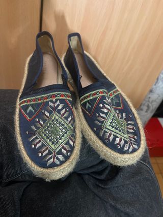 Alpargatas azul y multicolor. 