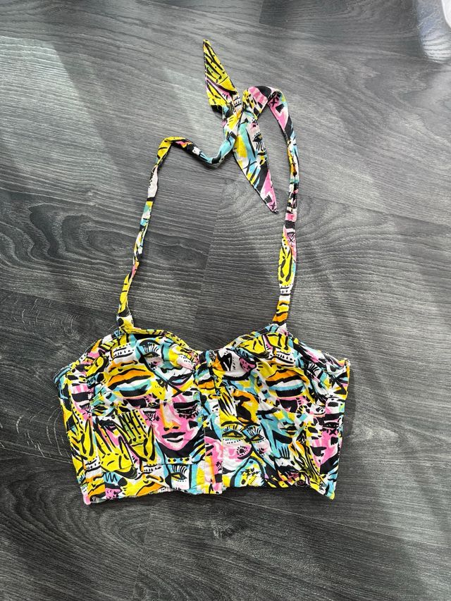 Top corto estampado multicolor