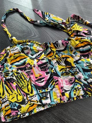 Top corto estampado multicolor