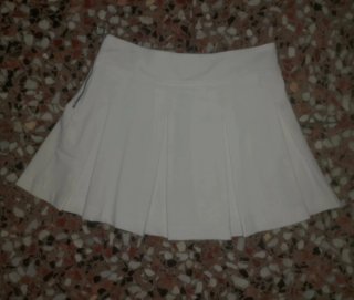 Falda blanca plisada